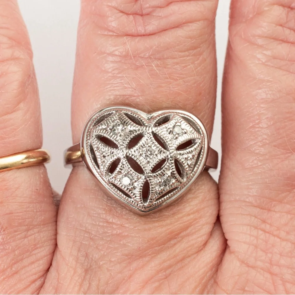 Heart shaped concave ring filigree, etching & small diamonds & sterling silver 8 - Picture 14 of 16